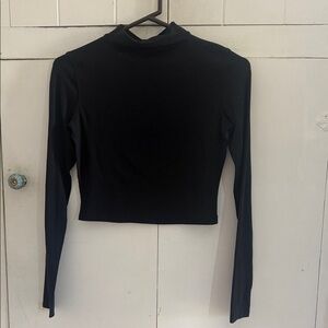 Lululemon Black Cropped Long-Sleeve Mock Neck Crop Top - Women. EUC